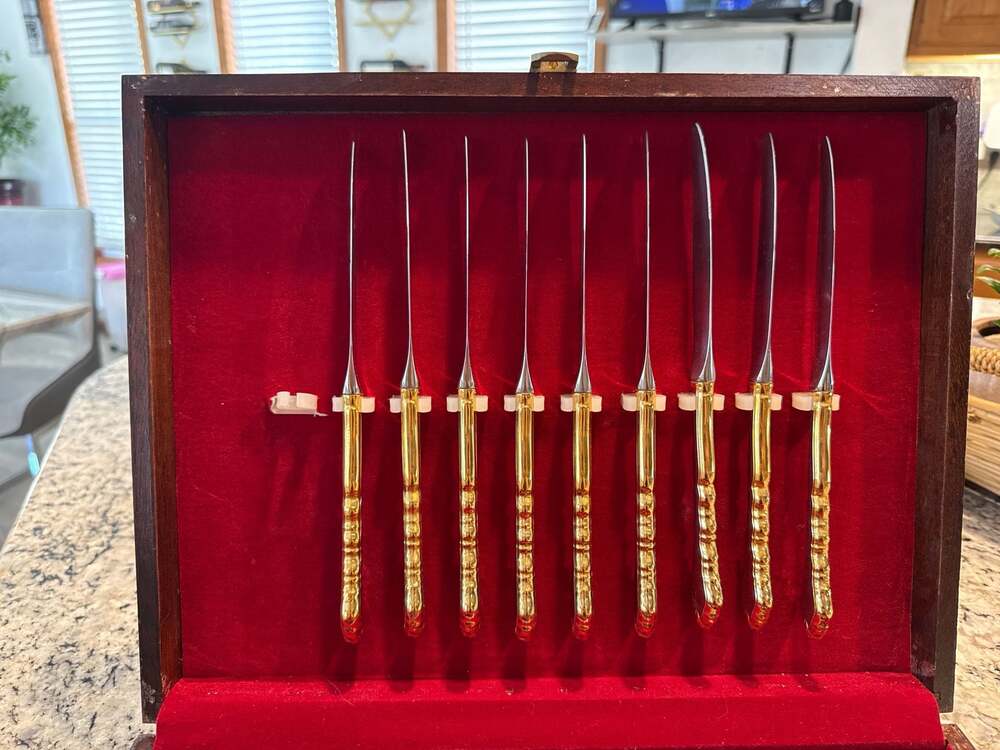 55 Pcs Oneida Community Stainless Golden Royal Flatware Set with Wood Chest - Picture 3 of 5